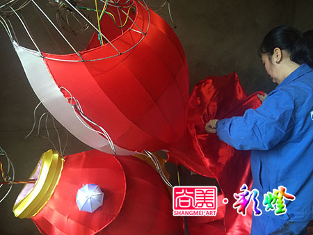 2014年新疆阿克苏某房地产开发公司彩灯制作现场 2014年新疆阿克苏某房地产开发公司彩灯制作现场