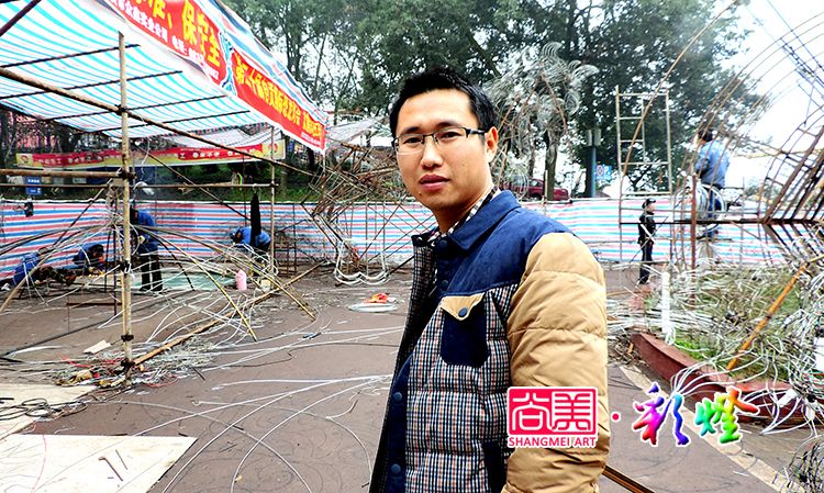 自贡尚美彩灯公司负责人蒋总在灯会制作现场
