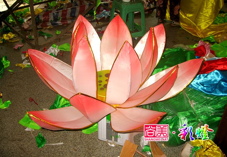 植物花灯彩灯也是自贡灯会常用素材